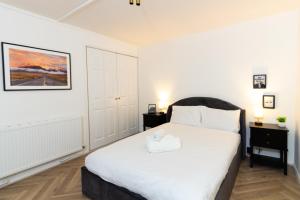 1 dormitorio con 1 cama grande con sábanas blancas en Elegant 1Bed Apt near City Centre, en Birmingham