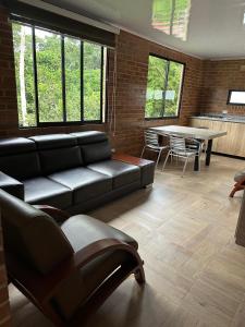 Ruang duduk di Eco Hotel La Primavera - Cabañas Campestres de Descanso