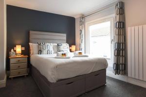 sypialnia z dużym łóżkiem i oknem w obiekcie New 2 bed home with off-road parking sleeps 6 w mieście Brockhurst