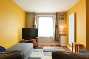 Televiisor ja/või meelelahutuskeskus majutusasutuses Air Maison - Family Home with Off-Road Parking