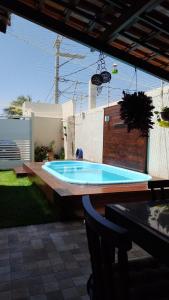 una piscina in un cortile con patio di Casa com Piscina perto da praia a Salvador
