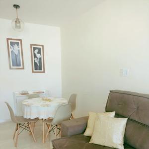 - un salon avec un canapé et une table dans l'établissement Casa com Piscina perto da praia, à Salvador