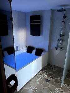 El Gallinero, Loft con sauna y jacuzzi في Casas Altas: حوض استحمام مع كرسيين في الغرفة