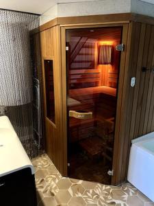 El Gallinero, Loft con sauna y jacuzzi في Casas Altas: حمام مع دش مع باب زجاجي