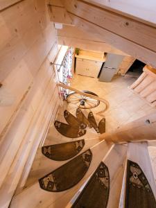 Una vista aérea de un piso de madera en una habitación. en Pokoje Gosinne U Ani i Andrzeja, en Małe Ciche