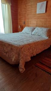 uma cama num quarto com uma parede de madeira em On Planet em Coquimbo