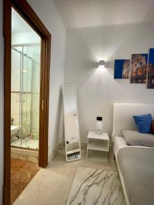 een kleine slaapkamer met een bed en een spiegel bij Martina a Piazza del Popolo in Rome