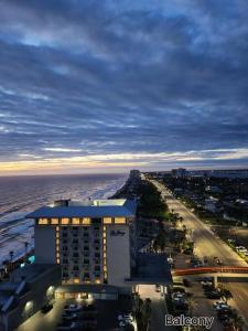 - une vue sur un bâtiment avec l'océan et une ville dans l'établissement 21st Floor Oceanfront Retreat 2bed 2bath Condo, à Daytona Beach