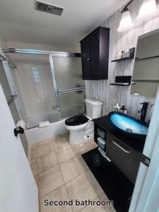 La salle de bains est pourvue de toilettes, d'un lavabo et d'une douche. dans l'établissement 21st Floor Oceanfront Retreat 2bed 2bath Condo, à Daytona Beach