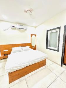 Postel nebo postele na pokoji v ubytování Vrindavan Hotel & Restaurant