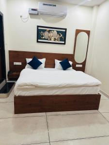 Postel nebo postele na pokoji v ubytování Vrindavan Hotel & Restaurant