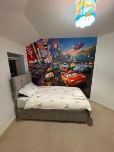 una camera da letto con un murale di un film di Disney sul muro di 23 Lochburn Gardens - Carz a Maryhill