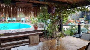 ein Hinterhof mit Swimmingpool und einem Tisch in der Unterkunft On Planet in Coquimbo