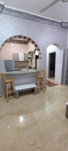 una cucina con tavolo e sedie in una stanza di Ahmed House 1 a Safaga