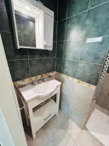 馬德普拉塔的住宿－GRAN HOTEL DE LOS ACANTILADOS，一间带水槽和镜子的小浴室