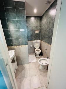 baño con 2 aseos y lavamanos en GRAN HOTEL DE LOS ACANTILADOS en Mar del Plata