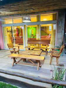 馬德普拉塔的住宿－GRAN HOTEL DE LOS ACANTILADOS，天井上的野餐桌和长凳