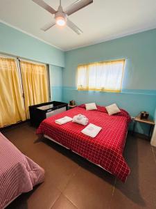 um quarto com uma cama vermelha e um tecto em GRAN HOTEL DE LOS ACANTILADOS em Mar del Plata