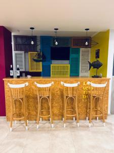 馬德普拉塔的住宿－GRAN HOTEL DE LOS ACANTILADOS，厨房里设有四把凳子的酒吧