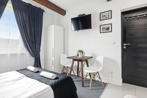 ユルグフにあるVilla 307 Spisz Resortのベッドルーム1室(ベッド1台、テーブル、椅子付)