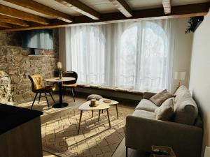 - un salon avec un canapé et une table dans l'établissement Love & Spa Fréjus, à Fréjus