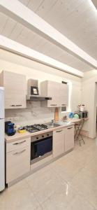 Xenia Boutique Apartment tesisinde mutfak veya mini mutfak