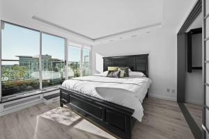 Una cama o camas en una habitación de Skyline Hideaway 25 fotos más