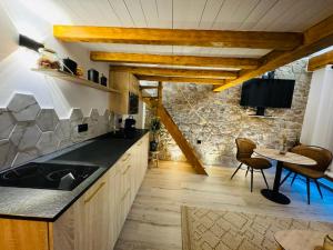 Una cocina con fregadero y una mesa con sillas. en Love & Spa Fréjus, en Fréjus