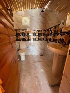 uma casa de banho com um WC e um lavatório em Full Moon Camp Sinai em Nuweiba