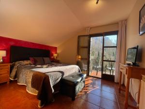 エスカロナにあるCasa Rural Sofia Ordesaのベッドルーム(大型ベッド1台、バルコニー付)