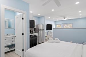 Schlafzimmer mit einem großen weißen Bett und blauen Wänden in der Unterkunft Captain Ed's - Charming Studio at PalmView of Sanibel with Bikes in Sanibel