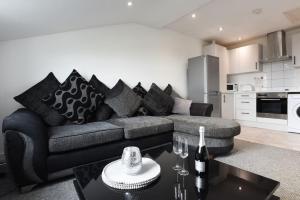 a living room with a couch and a table at Spacious 2 Bedroom Flat with Parking in Portsmouth