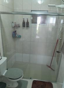 a bathroom with a shower with a toilet at Hostel bons sonhos Um Quarto uma Cama de Casal in Penha