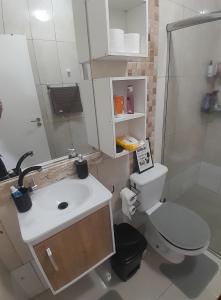 uma pequena casa de banho com WC e lavatório em Hostel bons sonhos Um Quarto uma Cama de Casal em Penha
