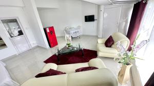 Sala de estar con 2 sofás y mesa en Sunshine Villa Mauritius, en Flic en Flac
