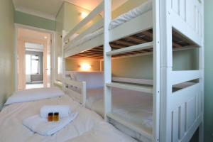 1 Schlafzimmer mit 2 Etagenbetten mit Handtüchern und Kerzen in der Unterkunft Amazing view High end beachfront 3BR 5beds 7 guest in South Hayling