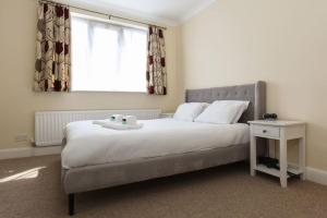 - une chambre avec un lit avec un animal rembourré dans l'établissement Centrally Located 3Bed Family Home, à Portsmouth