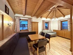 - un salon avec un canapé et une table dans l'établissement Apartments Max & Moritz, à Kirchberg in Tirol