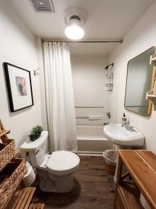 ein Badezimmer mit einem weißen WC und einem Waschbecken in der Unterkunft Cozy Niche Near Historic DT Shops And Activities in Hiram