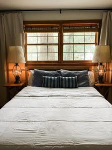 sypialnia z dużym białym łóżkiem z 2 lampami w obiekcie Cozy Niche Near Historic DT Shops And Activities w mieście Hiram