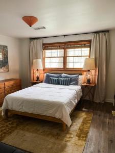 1 dormitorio con 1 cama grande y 2 lámparas en Cozy Niche Near Historic DT Shops And Activities, en Hiram