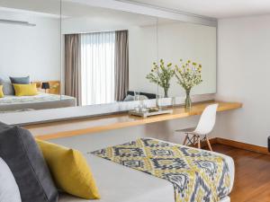1 dormitorio con 1 cama y escritorio en una habitación en HTL Urbano en Buenos Aires