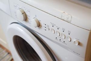 a washer and dryer in a room at 2bed flat central Southsea 5 mins to beach in Portsmouth