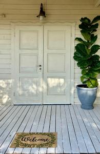 a porch with two doors and a potted plant at פינה ברמות - צימרים לנוף הכנרת in Moshav Ramot