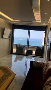 ein Wohnzimmer mit Meerblick in der Unterkunft Ferienwohnung mit Meerblick in Al Hoceïma