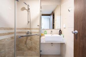 uma casa de banho com um lavatório e um chuveiro em 1st district - best price/two bedrooms apartments - the SOHO em Ho Chi Minh