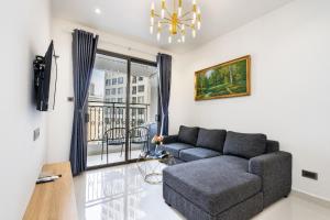 uma sala de estar com um sofá e uma janela em 1st district - best price/two bedrooms apartments - the SOHO em Ho Chi Minh