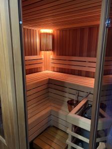 El Gallinero, Loft con sauna y jacuzzi في Casas Altas: ساونا خشبية صغيرة يوجد بها اضاءة