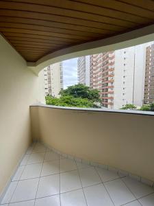 an empty balcony with a view of buildings at Apartamento Guarujá próximo a Praia in Guarujá