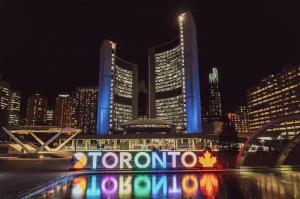 een groep van hoge gebouwen in een stad 's nachts bij Cozy & charming Downtown condo! in Toronto